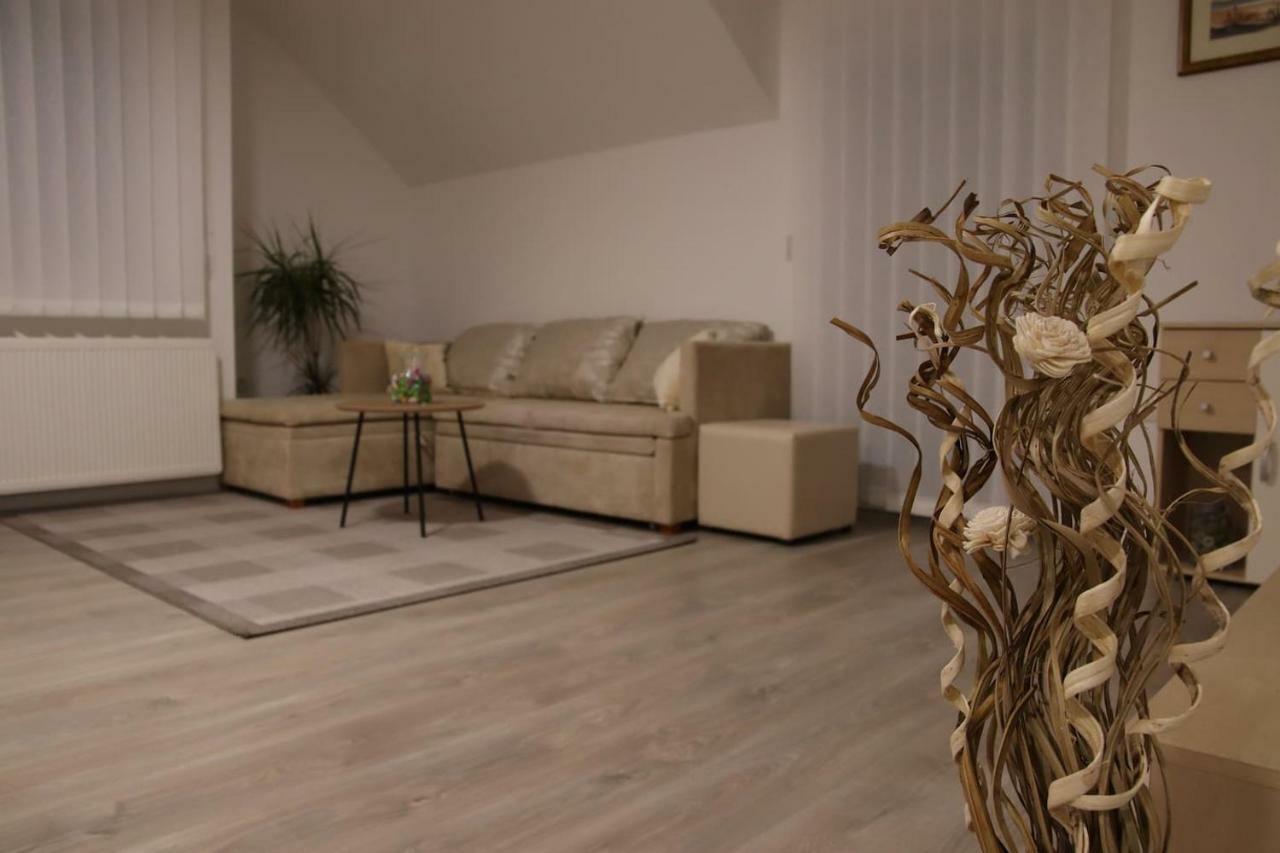 Apartman F&F Otočac Zewnętrze zdjęcie