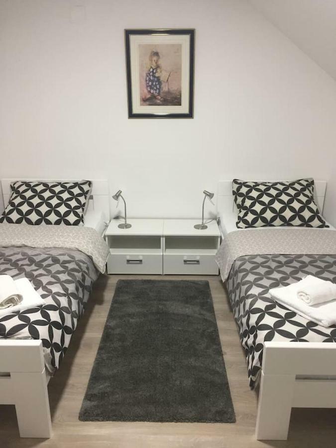 Apartman F&F Otočac Zewnętrze zdjęcie