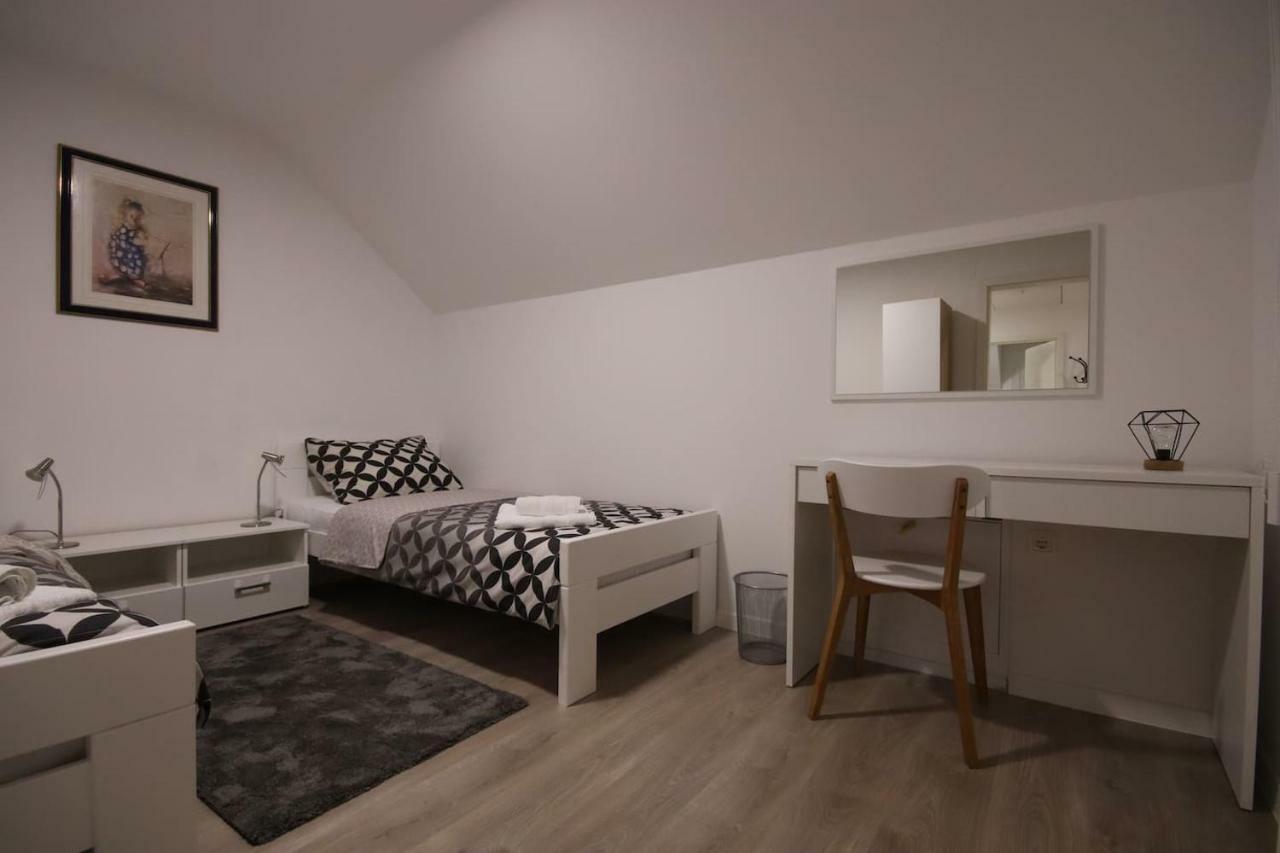 Apartman F&F Otočac Zewnętrze zdjęcie